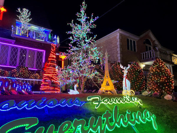 Dyker Heights 2 credit Meryl Pearlstein-600