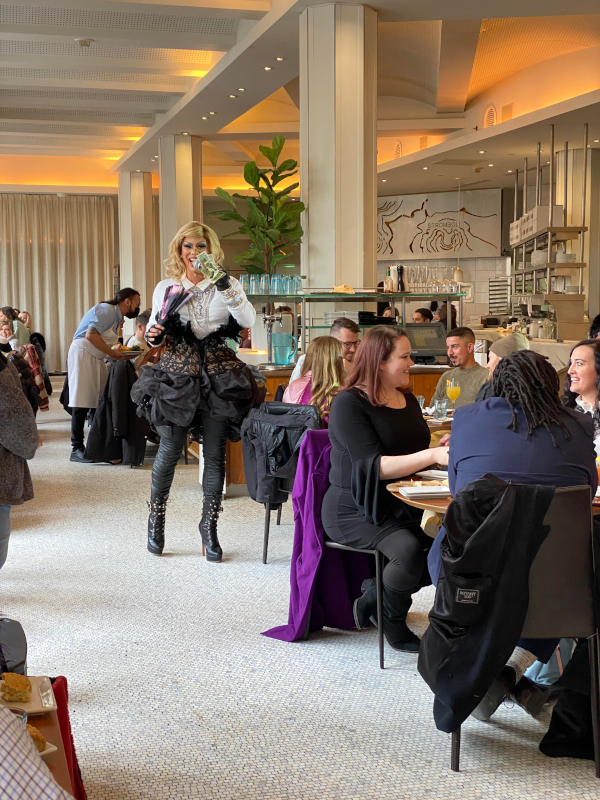 drag-brunch-tables-600